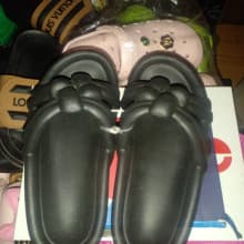 ORIGINAL BLACK WOMEN'S TRENDY RUBBER SLIDES SLIPPERS FOOTWEAR IN DIFFERENT SIZES AND COLOUR.