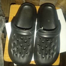 ORIGINAL BLACK CROCS WOMEN'S TRENDY RUBBER SLIDES SLIPPERS FOOTWEAR IN DIFFERENT SIZES AND COLOUR.