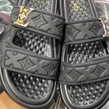 Men Women Louis Vuitton Black Rubber Slide Sandal For Unisex